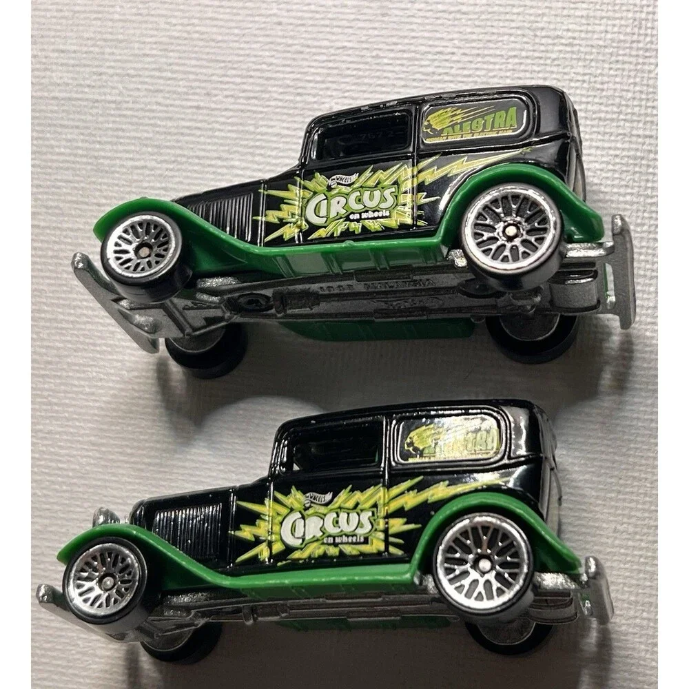 Hot Wheels Circus On Wheels Electra Delivery Van Lot of 2 Matching Cars Vintag